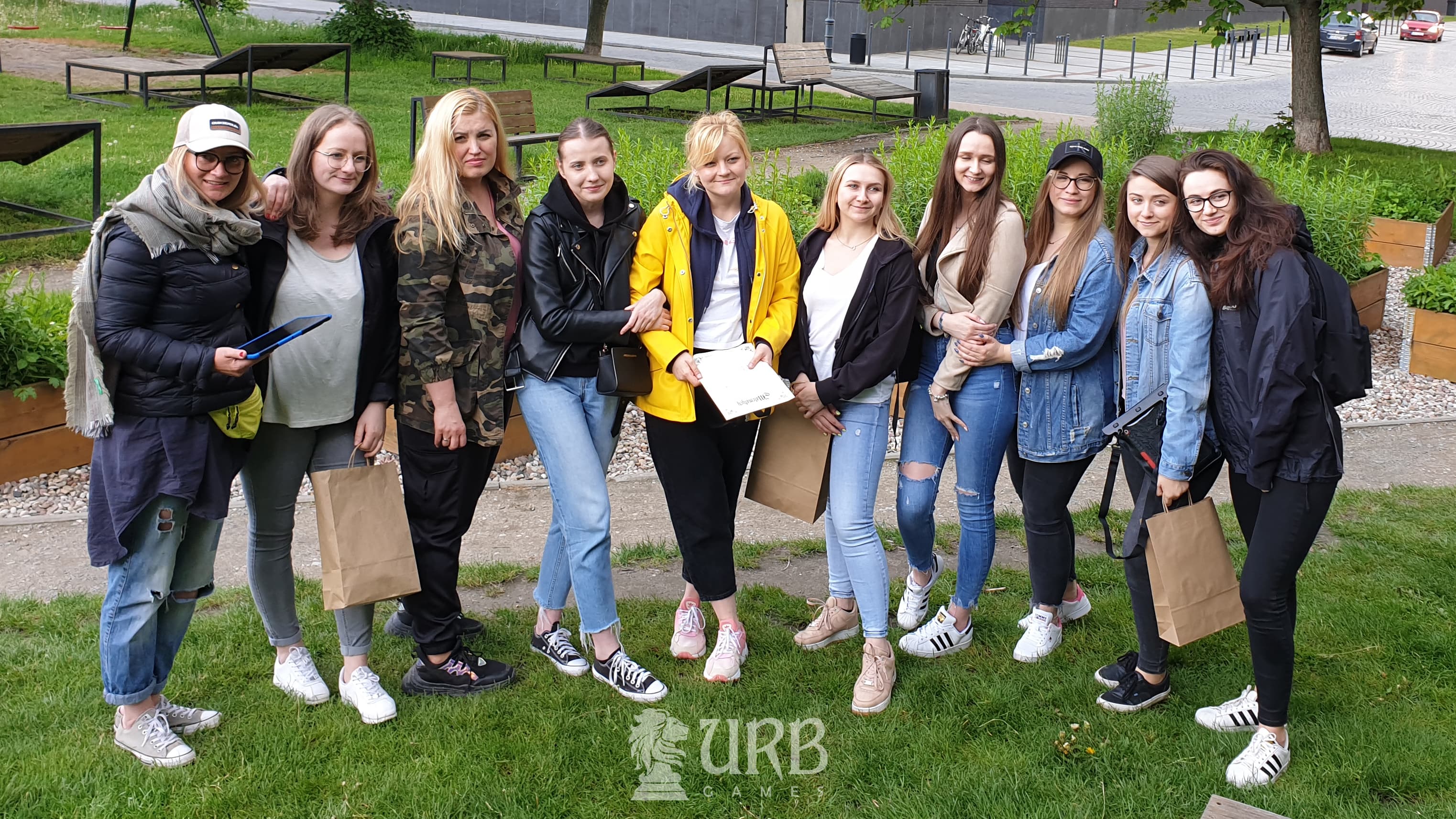Grupa podczas eventu firmowego URB Games na świeżym powietrzu