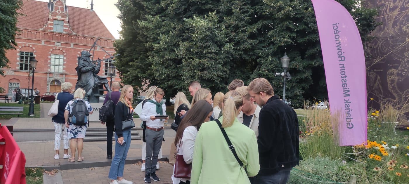 Drużyny przy pomniku Jana Heweliusza - jeden z punktów gry miejskiej w Gdańsku